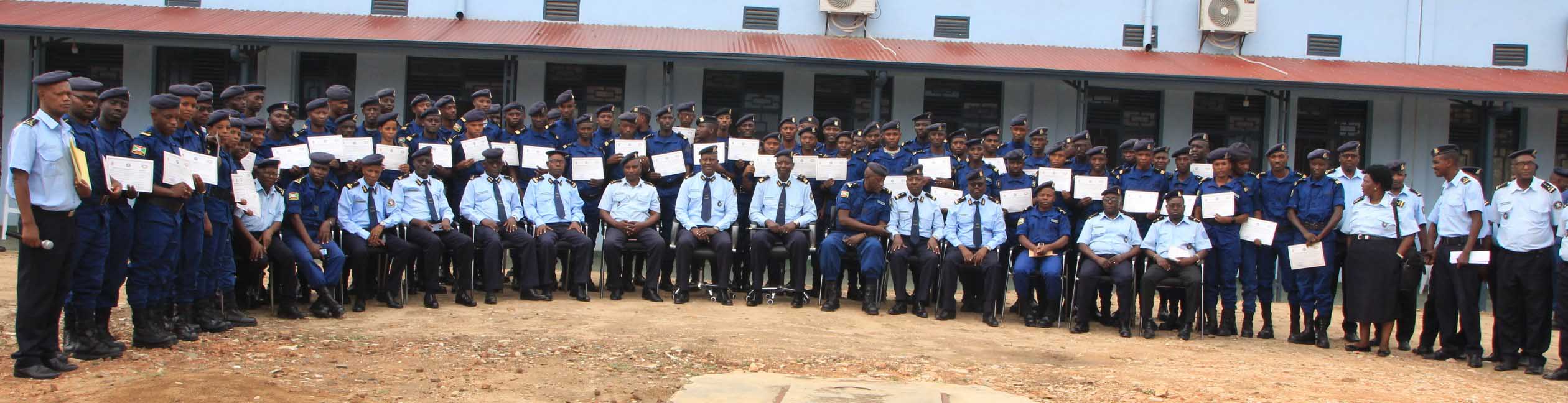 Remise des certificats aux lauréats de la 4ème promotion de l'ISP à l'occasion de la clôture de la formation sur le Commandement du poste de Police image