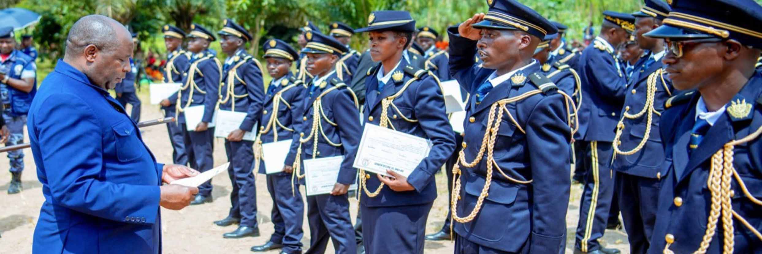 Son Excellence le Président de la République du Burundi remettant les certificats aux lauréats de la 4è promotion de l'ISP